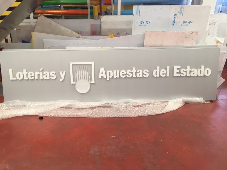 Letras en metacrilato recortadas sobre caja bandeja dibón. Alcampo ronda tarmarguillo en Sevilla.