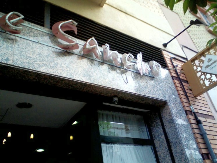 Letras de neón para restaurante sancho en Sevilla.