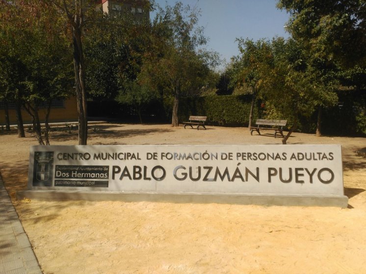 Letras recortadas + pernos de acero inoxidable brillo. Ayuntamiento de Dos Hermanas Sevilla.