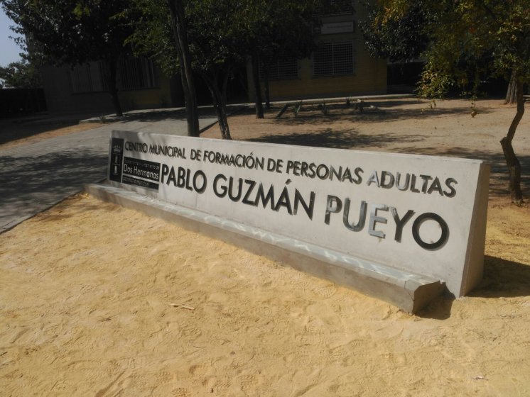 Letras recortadas + pernos de acero inoxidable brillo. Ayuntamiento de Dos Hermanas Sevilla.