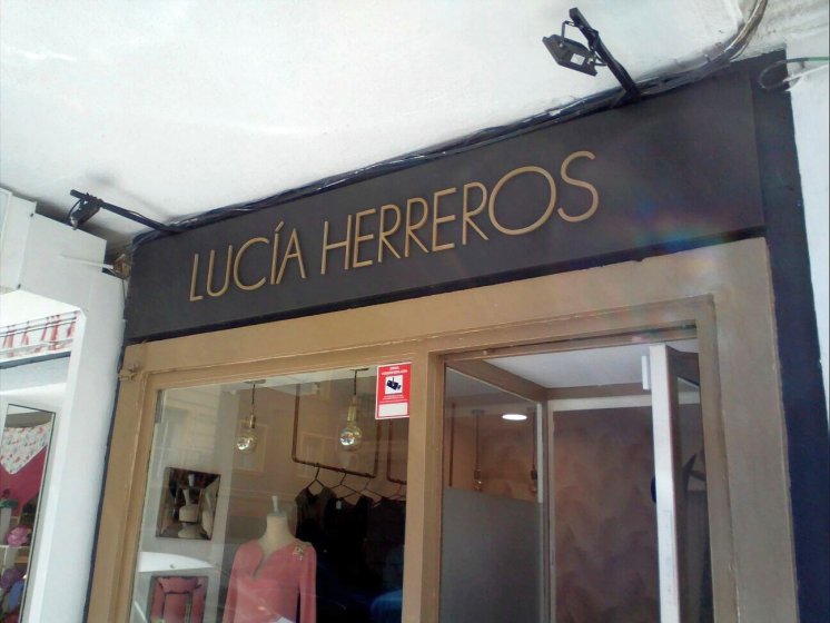 Letras recortadas en pvc lacado, sobre bandeja de dibón. Lucía Herreros Sevilla.