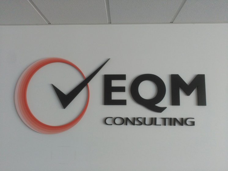 Letras recortadas en PVC y rotuladas en vinilo. EQM Consulting Sevilla