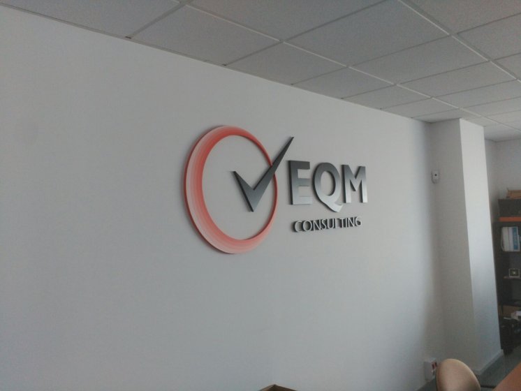 Letras recortadas en PVC y rotuladas en vinilo. EQM Consulting Sevilla