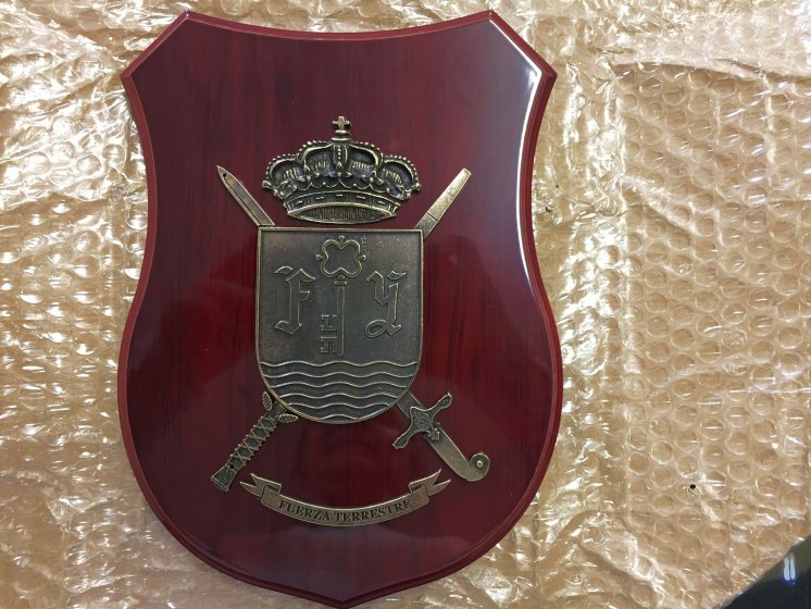 Metopa de madera y escudo Futer en metal. Cuartel General de la Fuerza Terrestre Sevilla