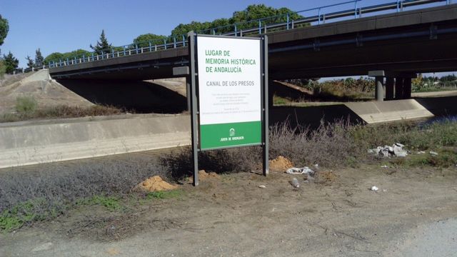Monolito de la Memoria Histórica. Junta de Andalucía. Sevilla, Cádiz, Huelva, Granada, Córdoba, Jaén y Almería.