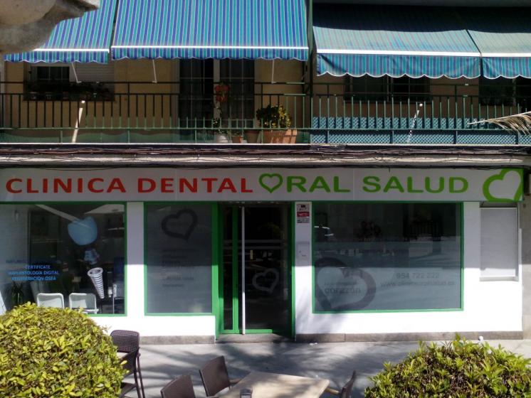 Rotulación de cristales y escaparates. Clínicas Dental Oral Salud Dos Hermanas Sevilla