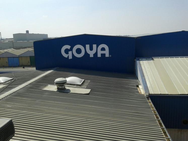 Rotulación de frente en vinilo. Fábrica de Aceites Goya, Carretera Sevilla Málaga.