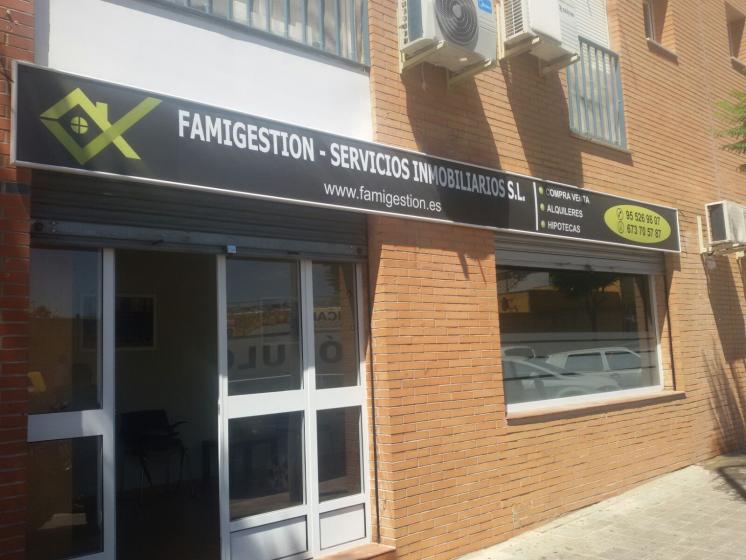 Rotulación de frente en vinilo. Famigestión, Servicios Inmobiliarios Dos Hermanas Sevilla.