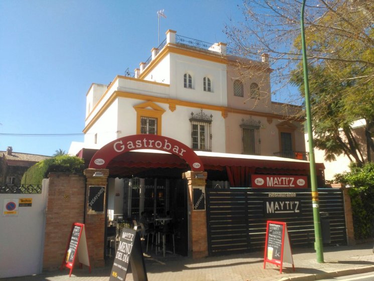 Rótulo cartel Caja luminosa con led. Restaurante Gastrobar Maytiz en Sevilla.