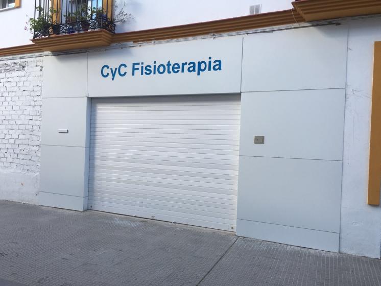 Rótulo cartel letras corpóreas. CYC Fisioterapia Sevilla. letras en pvc lacadas.