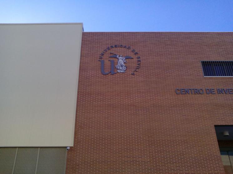 Rótulo cartel letras corpóreas. Edificio CEA. Centro de Investigación Tecnología e Innovación de la Universidad de Sevilla.