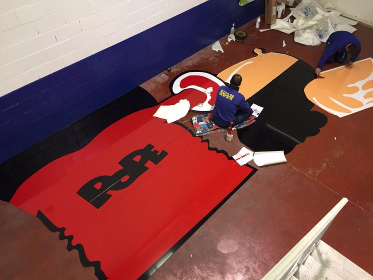Rótulo cartel letras recortadas. Cash Pope, Dos Hermanas Sevilla. Figura corpórea Gigante.