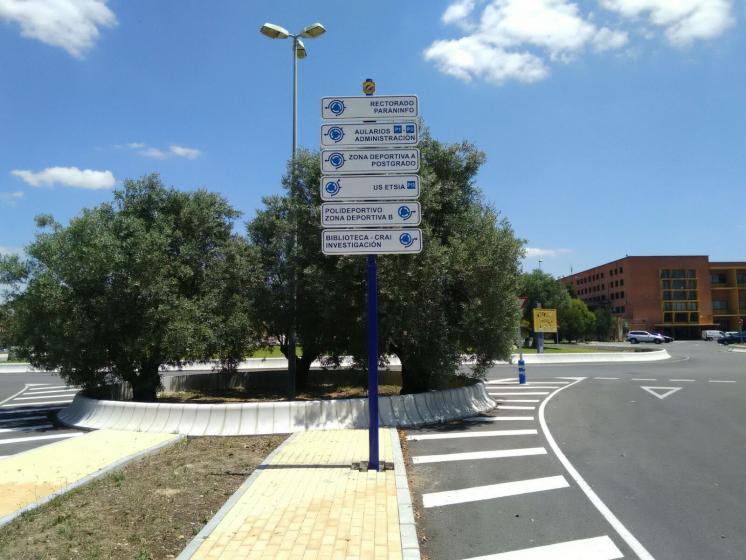 Rótulo Cartel Señalización direccional vial campus. Universidad Pablo de Olavide, Sevilla