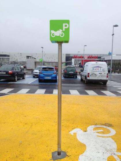 Rótulo cartel y Señalización parking centro comercial El Faro Badajoz. Trabajos para Acciona Serrvices