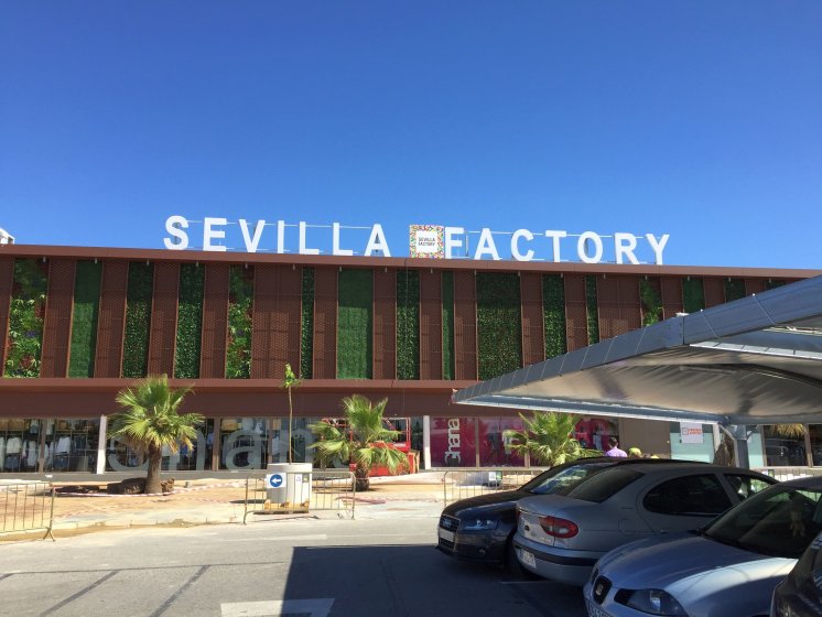 Rótulo en Letras corpóreas con frente de metacrilato e iluminadas con led. Centro Comercial Sevilla Factory en Dos Hermanas.