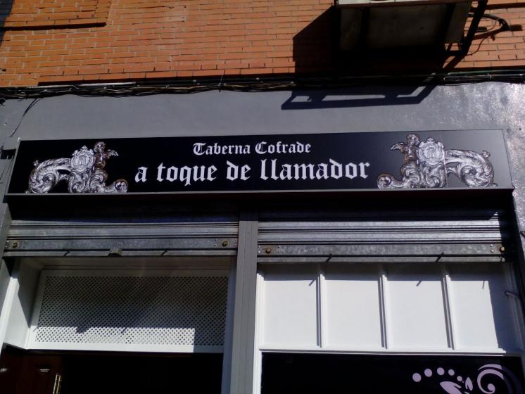 Rótulo luminoso. Taberna Cofrade Al Toque del Llamador, Dos Hermanas Sevilla