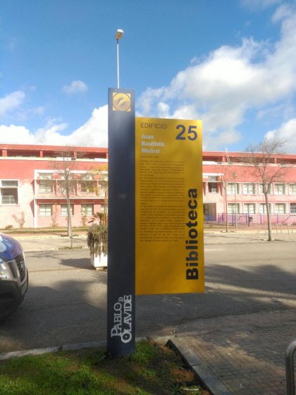 Universidad Pablo de Olavide Sevilla. Señalización y mobiliario informativo.