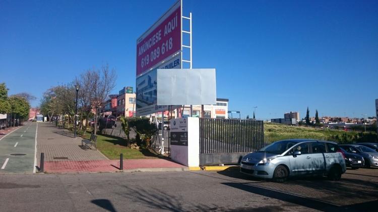 Valla publicitaria o cartelera rotulada con vinilo. Peugeot Automares. Tomares Sevilla