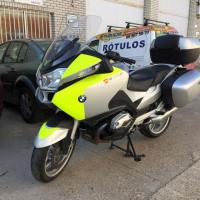 Rotulación de BMW R 1200 RT en vinilo de corte fluor. Trabajo para la Agrupación motorista Cota Cero Sevilla