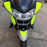 Rotulación de BMW R 1200 RT en vinilo de corte fluor. Trabajo para la Agrupación motorista Cota Cero Sevilla