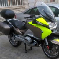 Rotulación de BMW R 1200 RT en vinilo de corte fluor. Trabajo para la Agrupación motorista Cota Cero Sevilla