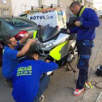 Rotulación de BMW R 1200 RT en vinilo de corte fluor. Trabajo para la Agrupación motorista Cota Cero Sevilla