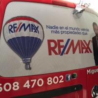 Rotulación de furgoneta en vinilo impresión digital fundido. Inmobiliarias Remax Sevilla. 