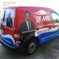 Rotulación de furgoneta en vinilo impresión digital fundido. Inmobiliarias Remax Sevilla. 