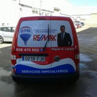 Rotulación de furgoneta en vinilo impresión digital fundido. Inmobiliarias Remax Sevilla. 