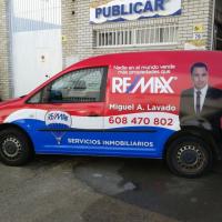 Rotulación de furgoneta en vinilo de impresión digital funfifo. Inmobiliarias Remax Sevilla. 