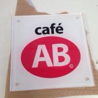 Rótulo cartel con rotulación Placa metacrilato Café AB Sevilla