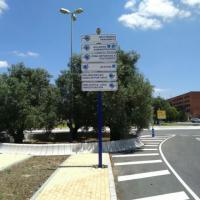 Rótulo Cartel Señalización direccional vial campus. Universidad Pablo de Olavide, Sevilla