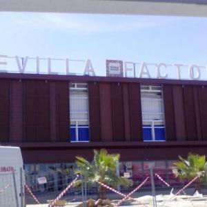 Rótulo en Letras corpóreas con frente de metacrilato e iluminadas con led. Centro Comercial Sevilla Factory en Dos Hermanas.