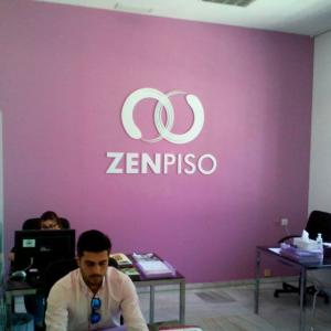 Decoración con logotipo en pvc de 10 mm lacado. Zen Piso Sevilla. Trabajos para Cyan Publicidad