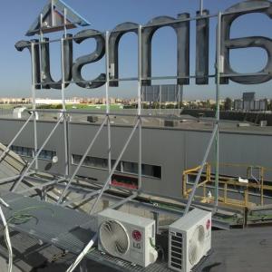 Letras corpóreas con frente de metacrilato black&white e iluminadas por led con estructura metálica. Aimsur Sevilla.