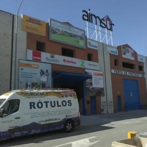 Letras corpóreas con frente de metacrilato black&white e iluminadas por led con estructura metálica. Aimsur Sevilla.