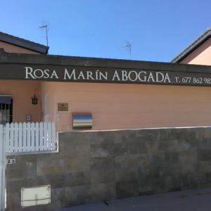 Letras recortadas en PVC lacado, para Rosa Marín Abogada en Sevilla