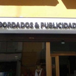 Letras recortadas en PVC lacado sobre caja luminosa. Sevilla