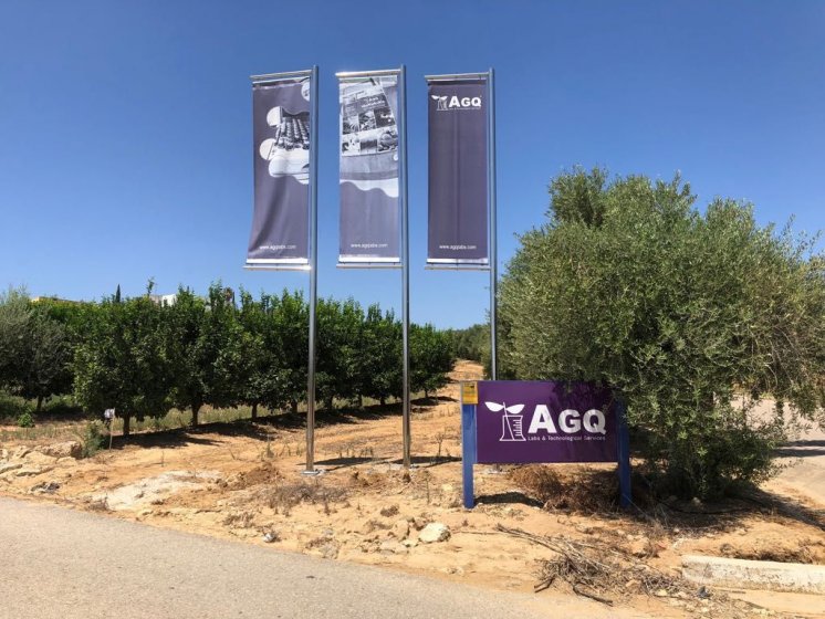 AGQ Sevilla. Mástiles de acero inoxidable con potencias y banderolas de lonas a doble cara.