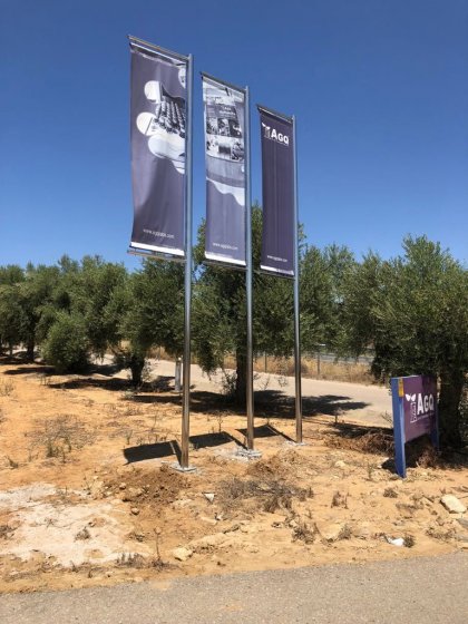 AGQ Sevilla. Mástiles de acero inoxidable con potencias y banderolas de lonas a doble cara.