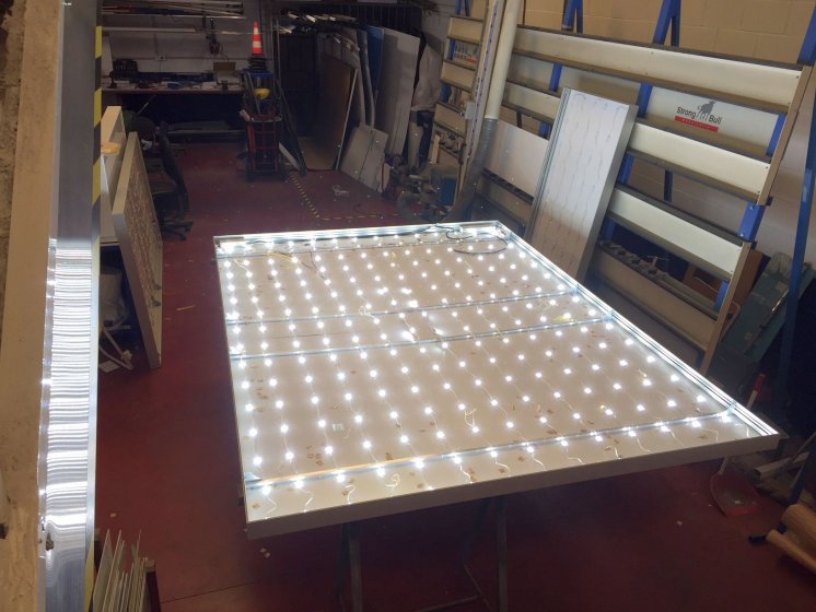 Caja luminosa con frontal de lona tensada y rotuladas con vinilos. iluminación con led. Sevilla Factory Dos Hermanas Sevilla