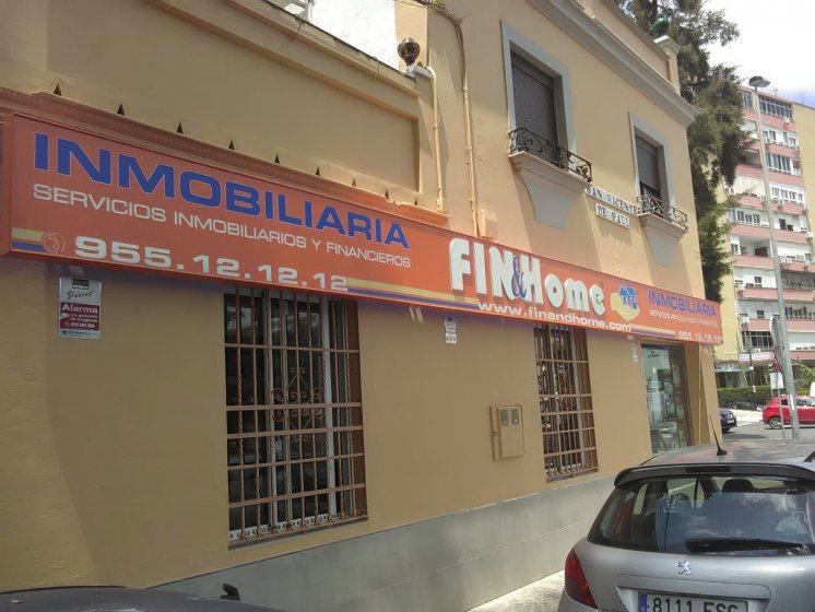 Caja luminosa con letras corpóreas en acero inoxidable y base de metacrilato y además led en su trasera. Inmobiliaria Fin&Home en Sevilla.