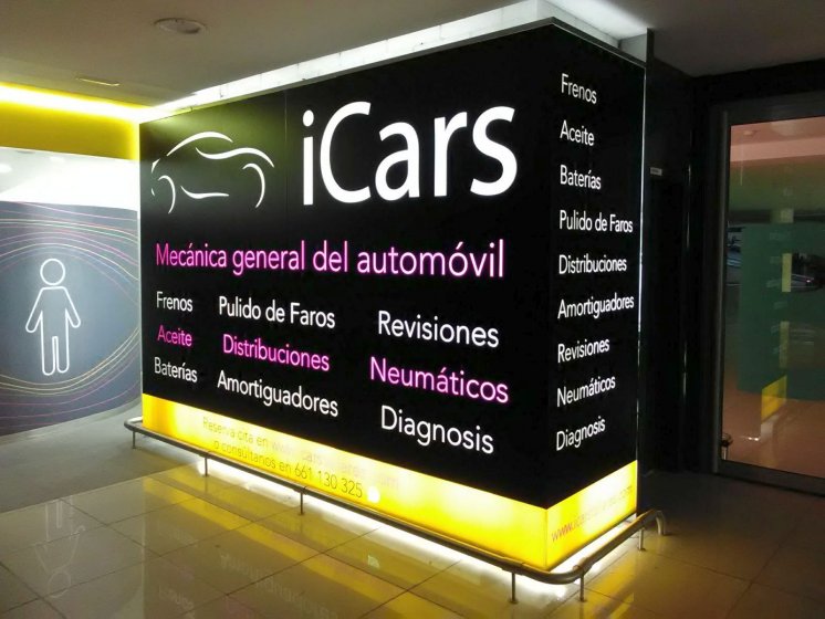 Caja luminosa en metacrilato retroiluminado y vinilos traslúcidos. Icars Sevilla.