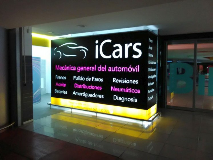 Caja luminosa en metacrilato retroiluminado y vinilos traslúcidos. Icars Sevilla.