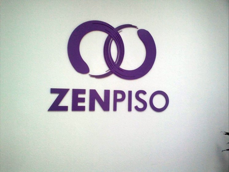 Decoración con logotipo en pvc de 10 mm lacado. Zen Piso Sevilla. Trabajos para Cyan Publicidad