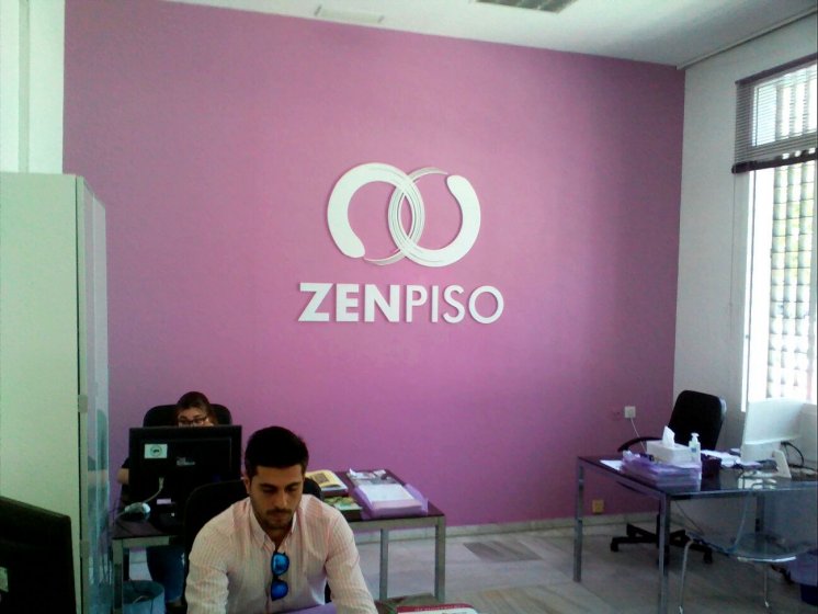 Decoración con logotipo en pvc de 10 mm lacado. Zen Piso Sevilla. Trabajos para Cyan Publicidad