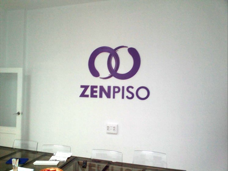 Decoración con logotipo en pvc de 10 mm lacado. Zen Piso Sevilla. Trabajos para Cyan Publicidad