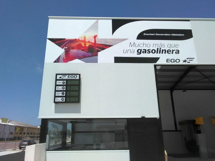 Decoración y rotulación con vinilos especiales de gasolinera EGO en Sevilla