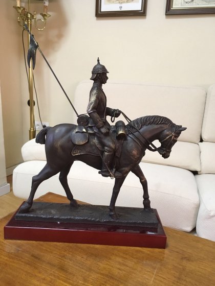 Lancero a caballo del Regimiento de Caballería Sagunto 7 Sevilla, Talla y figura 3D en resina con peana de madera.