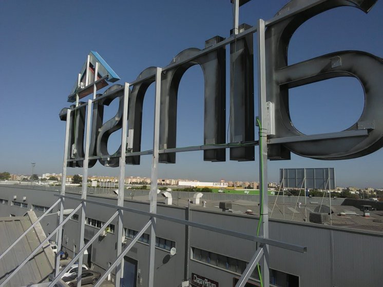 Letras corpóreas con frente de metacrilato black&white e iluminadas por led con estructura metálica. Aimsur Sevilla.